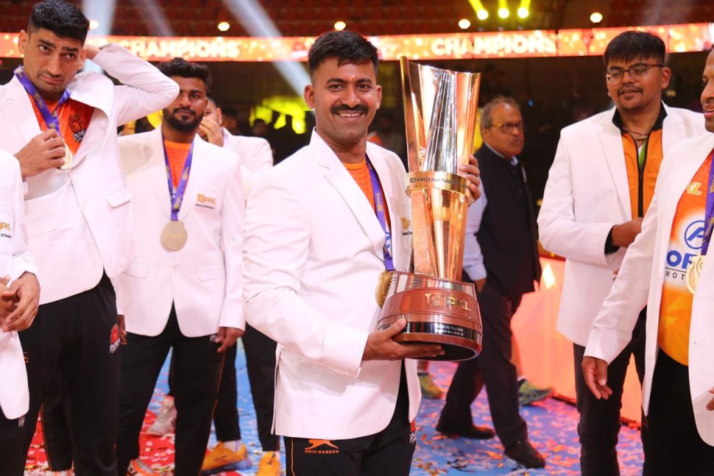 Madhusudhan Gowda with the PKL Season X winners Trophy